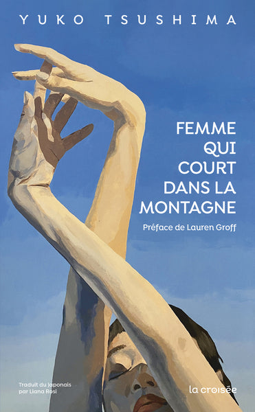 Femme qui court dans la montagne
