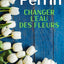 Changer l'eau des fleurs